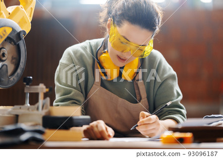woman carpenter in workshop woman carpenter in workshop 93096187