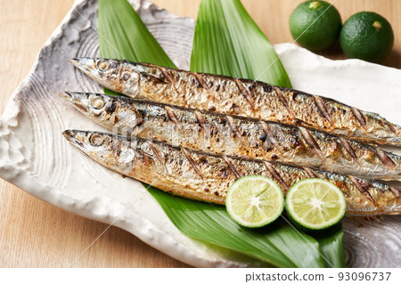 鹽烤秋刀魚 93096737