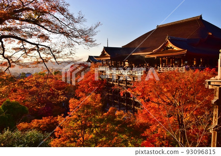 Autumn in Kyoto Kiyomizu-dera with autumn leaves 93096815
