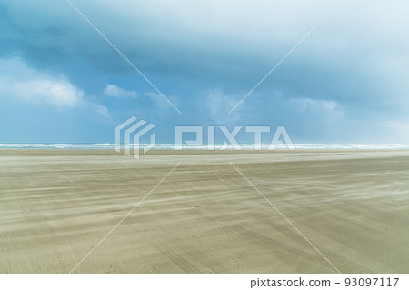 新西蘭北地西海岸沙質國道上的 90 英里海灘 93097117