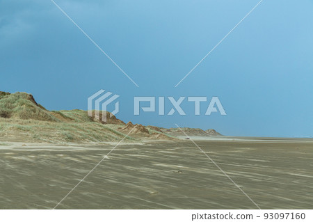 新西蘭北地西海岸沙質國道上的 90 英里海灘 93097160