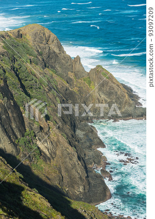 Cliffs seen from the road to the lighthouse of Cape Reinga, New Zealand 93097209