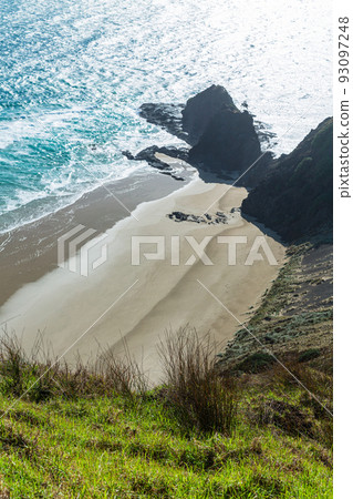 Spirits Bay seen from the lighthouse of Cape Reinga, New Zealand 93097248