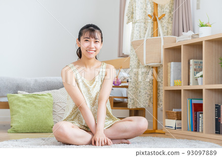 年輕女子獨自生活 93097889