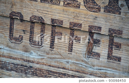 寫在木盒上的 COFFEE 英文字母 93098450