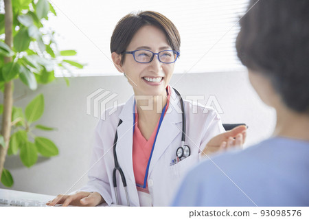 一位戴眼鏡的女醫生面試 93098576