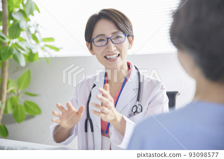 一位戴眼鏡的女醫生面試 93098577