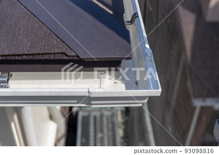 屋頂重修時更換的獨立式房屋的排水溝。 93098816