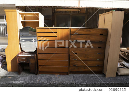 家具上的超大垃圾,搬家季節的垃圾存放,堆積的大件垃圾,不需要的家具, 家具上的超大垃圾,搬家季節的垃圾存放,堆積的大件垃圾,不需要的家具, 93099215