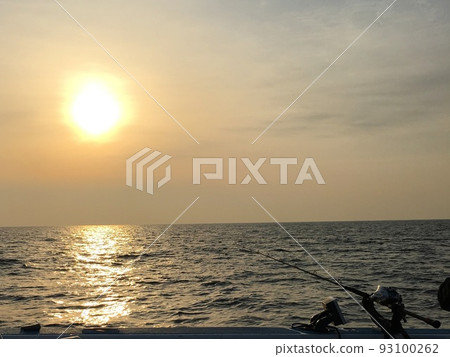 Worship the sunrise from a fishing boat 93100262