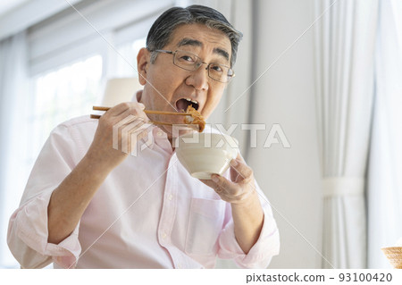 Senior man eating tonkatsu Senior man eating tonkatsu 93100420