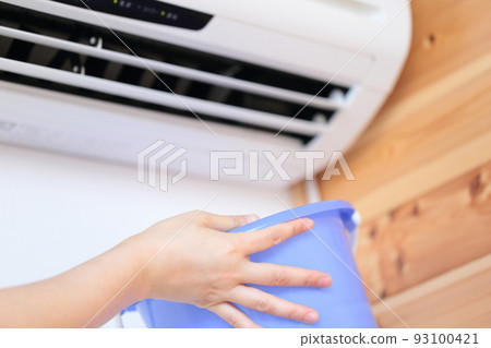 First aid for air conditioner leaks with a bucket 93100421