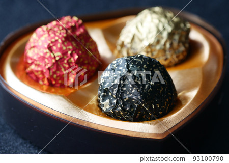 round shape dark chocolate in a heart shape box  93100790
