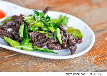 beef or fried beef or deep fried beef or fried pork , deep fried pork with vegetable beef or fried beef or deep fried beef or fried pork , deep fried pork with vegetable 93101310
