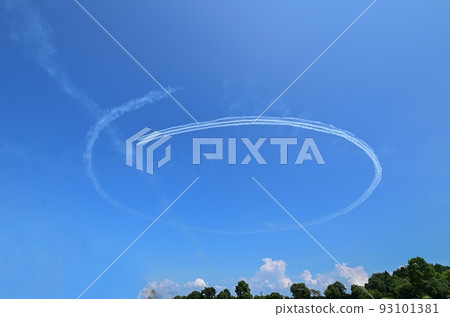 [Blue Impulse] The exhibition flight of Blue Impulse looks cool against the blue sky 93101381