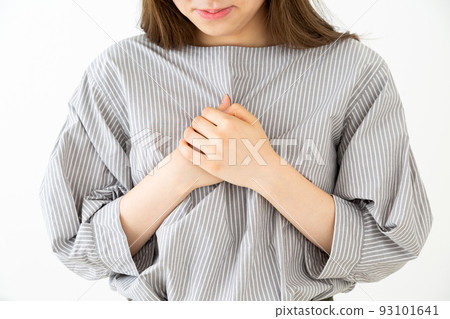 年輕女子痛苦地捂著胸口 年輕女子痛苦地捂著胸口 93101641