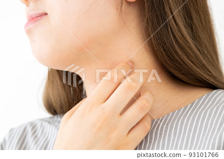 特應性年輕女子抓她的脖子 93101766