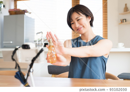 一位女士在鏡頭前錄製推薦化妝品的視頻 93102030