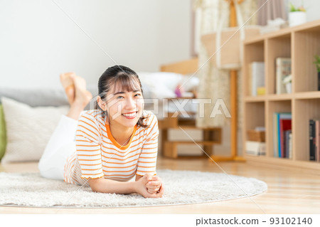 一個在客廳裡放鬆的女人(躺下) 一個在客廳裡放鬆的女人(躺下) 93102140