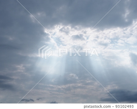 穿過雲層的光 93102493