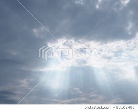 light shining through clouds 93102495