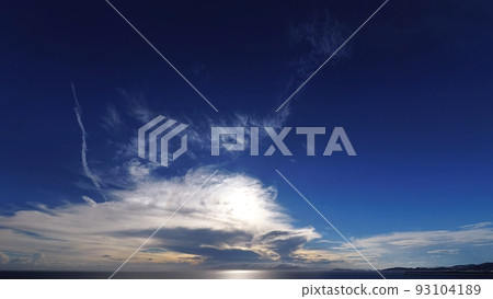 Refreshing summer sky with contrails・Ultra wide angle・Sky mainly・220727pm Refreshing summer sky with contrails・Ultra wide angle・Sky mainly・220727pm 93104189