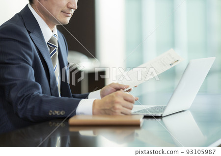 看簡歷的商人 93105987