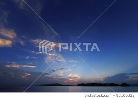 Summer evening sky with high clouds at sunset・Super wide angle・Sky main・220812pm 93106322