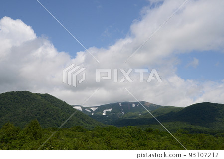 從世界屋地看到殘雪的栗駒山 93107212