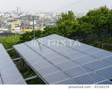安裝在斜坡上的太陽能電池板 93108159