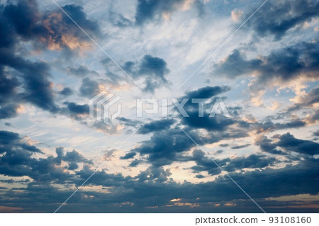 早晨發光的雲彩 93108160