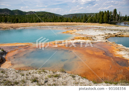 手帕池和彩虹池 黑沙盆地 黃石國家公園 93108356