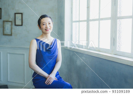 Woman in blue dress very short 93109189