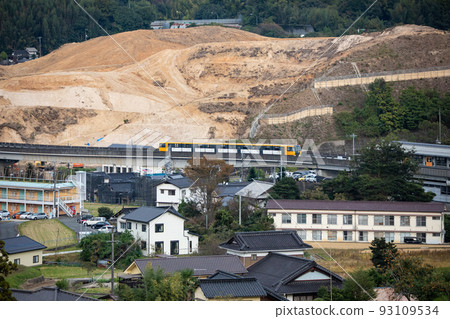 EOS5D.The Astram line that goes through rough mountains in Hiroshima city. 93109534