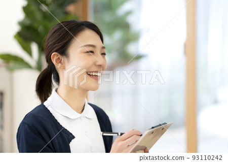 年輕女護士，家訪護理，家庭護理 93110242