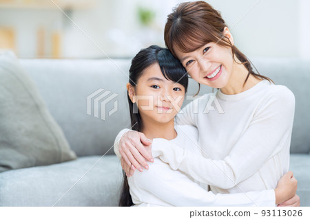 Family, parent and child, elementary school student, child, lifestyle, living room Family, parent and child, elementary school student, child, lifestyle, living room 93113026