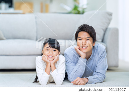 Family, parent and child, elementary school student, child, lifestyle, living room Family, parent and child, elementary school student, child, lifestyle, living room 93113027