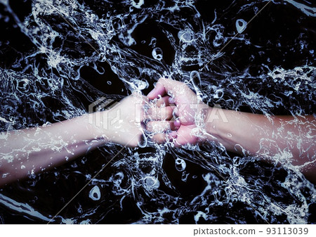 飛濺的拳頭和拳頭碰撞的插圖 93113039