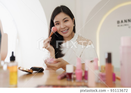 Professional beauty make up artist vlogger live stream makeup tutorial Professional beauty make up artist vlogger live stream makeup tutorial 93113672