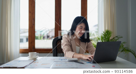 Advisor Business person and analysis reads and writes reports financial of company. Account and audit concept. Advisor Business person and analysis reads and writes reports financial of company. Account and audit concept. 93114586