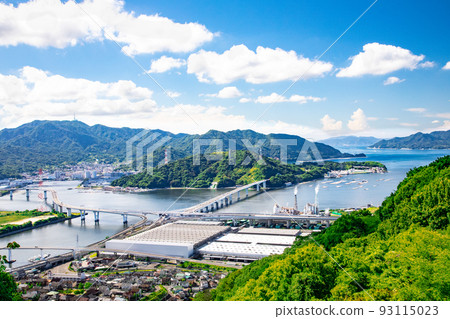 這是廣島市東部城市的遠景。國道3號可以看到廣島大橋的JCT。馬自達的工廠在前台。 這是廣島市東部城市的遠景。國道3號可以看到廣島大橋的JCT。馬自達的工廠在前台。 93115023