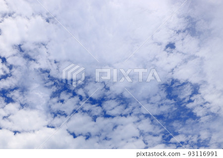 The blue sky of summer past the beginning of summer The blue sky of summer past the beginning of summer 93116991