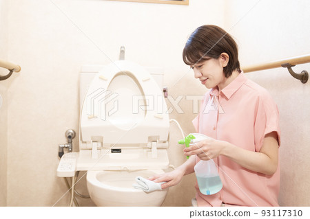打掃廁所的女人 打掃廁所的女人 93117310
