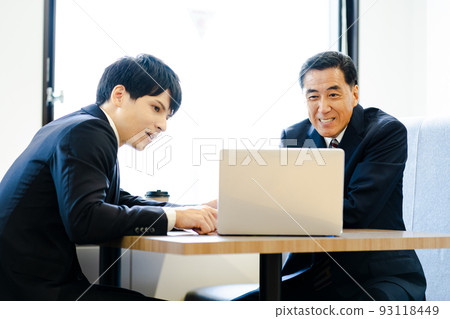兩名男性商人(高級、老闆、下屬、總裁、年輕員工 兩名男性商人(高級、老闆、下屬、總裁、年輕員工 93118449