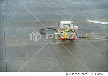 Airplane refueling car (New Chitose Airport) Airplane refueling car (New Chitose Airport) 93118570