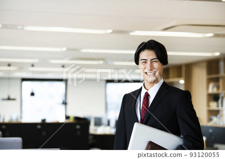 Portrait of a young businessman smile 93120055