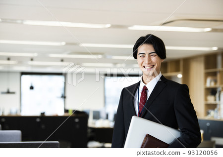 Portrait of a young businessman smile 93120056