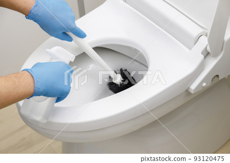 用刷子清潔馬桶 93120475