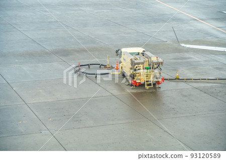 Airplane refueling car (New Chitose Airport) Airplane refueling car (New Chitose Airport) 93120589