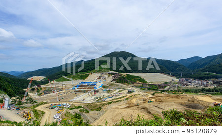 2022年8月:從秋田縣原石山眺望成瀨水壩施工現場 2022年8月:從秋田縣原石山眺望成瀨水壩施工現場 93120879
